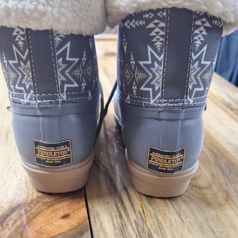 Pendleton Gray And Cream Patterned Boots - image 5